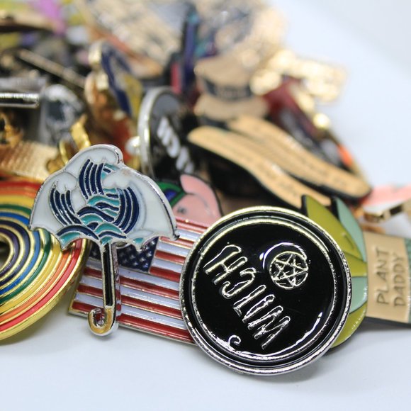 MYSTERY PINS 5 flawed pins box - see description - Picture 7 of 8